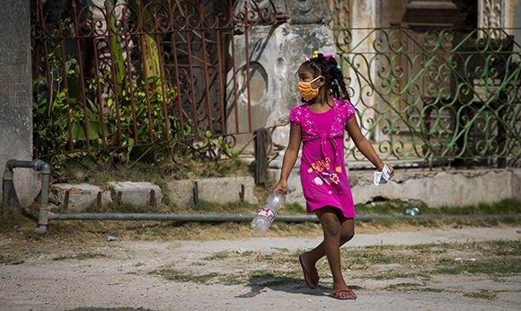 Debemos evitar que los niños salgan a las calles innecesariamente. Foto: Irene Pérez