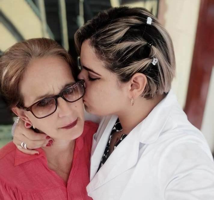 Doctora Nirza García Valdés junto a su madre