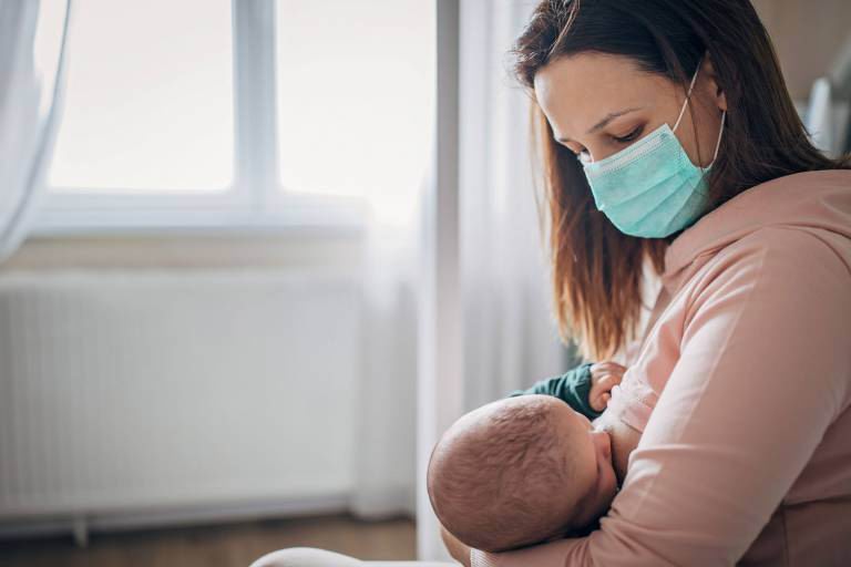 La lactancia no es perjudicial para niños con madres contagiadas de COVID-19