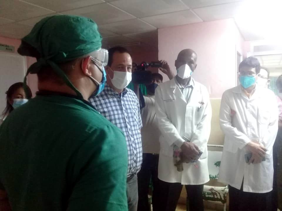 El ministro de Salud Pública de Cuba, Doctor José Ángel Portal Miranda recorrió el hospital granmense Celia Sánchez Manduley