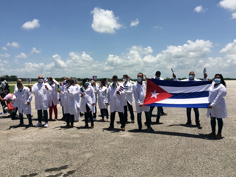 Regresan a Cuba colaboradores que enfrentaron la covid-19 en México y Panamá