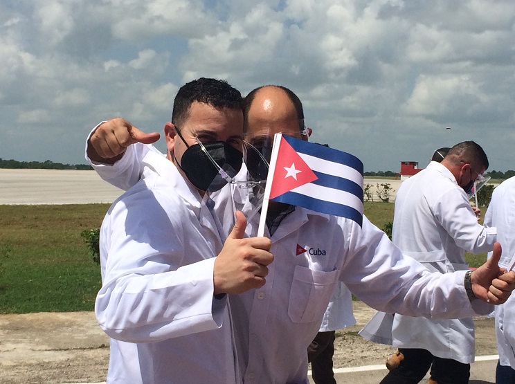 Regresan a Cuba colaboradores que enfrentaron la covid-19 en México y Panamá