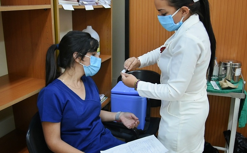 Finaliza aplicación de primera dosis antiCOVID-19 a trabajadores de la salud y Biocubafarma