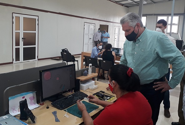 Visita Díaz-Canel centro de innovación y desarrollo del Grupo de la Electrónica