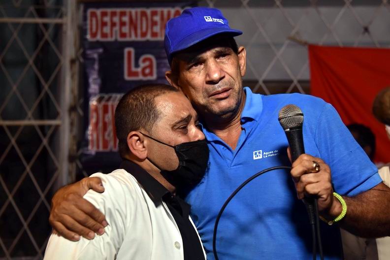 Un vecino del agente Fernando se fundió en un abrazo con él expresando el agradecimiento al galeno por haberlo curado del cáncer. 