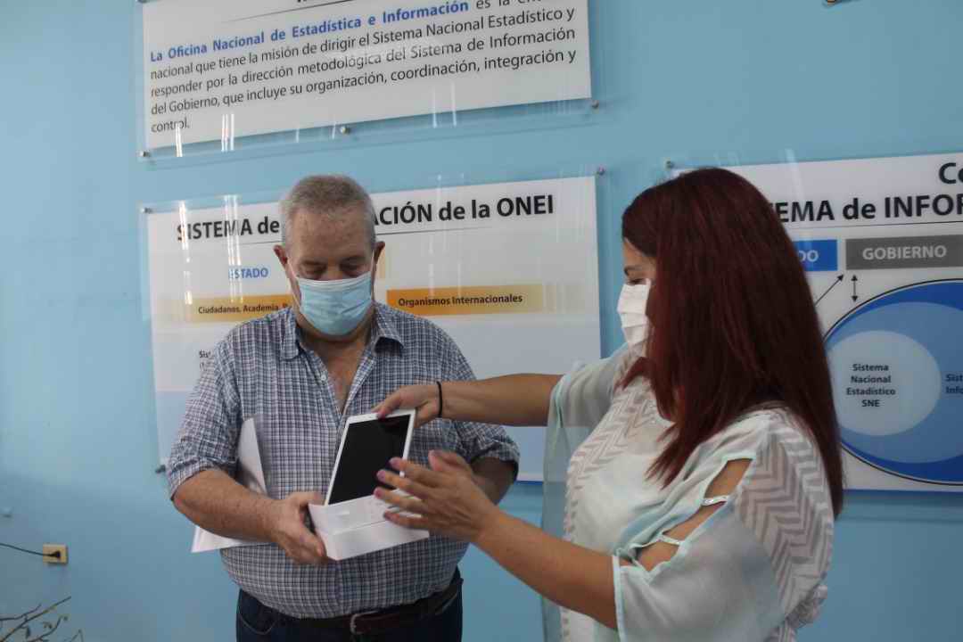 Donación de mil tablets para apoyar el Censo de Población y Viviendas 2022 (+Audio)