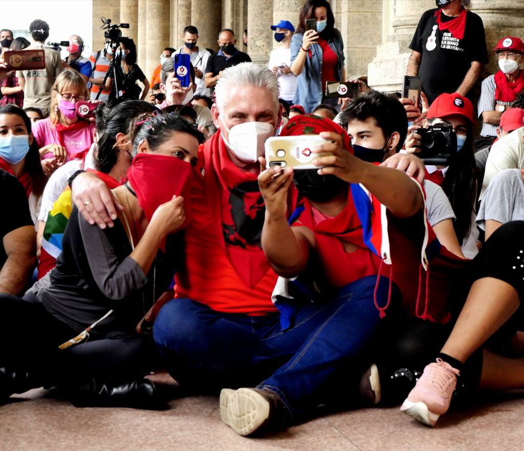 La Sentada de los Pañuelos Rojos en el Parque Central, a cuya jornada dominical asistió el Presidente Díaz-Canel, devino respaldo a todas las luchas emancipadoras