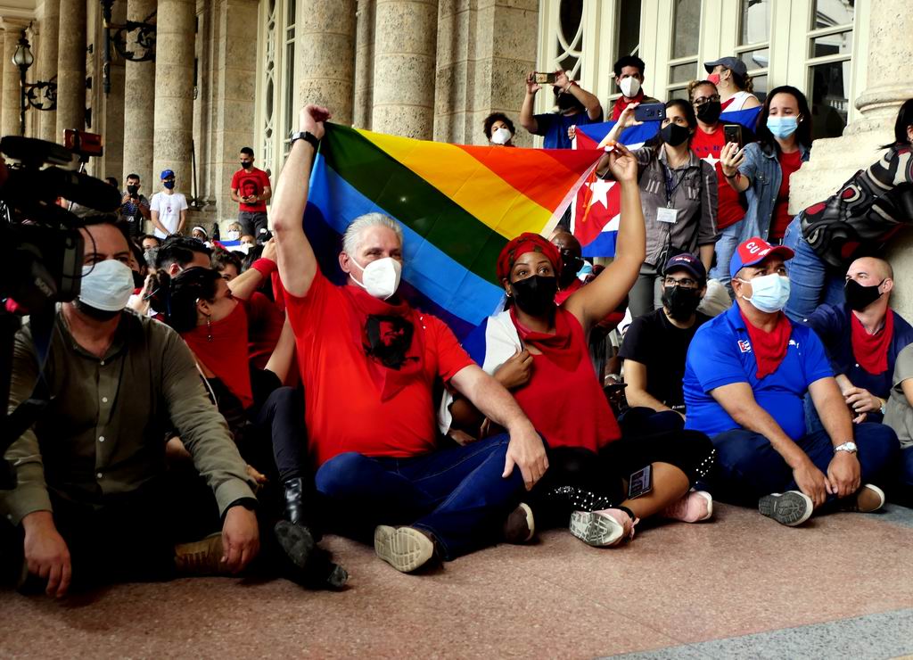 La Sentada de los Pañuelos Rojos en el Parque Central, a cuya jornada dominical asistió el Presidente Díaz-Canel, devino respaldo a todas las luchas emancipadoras