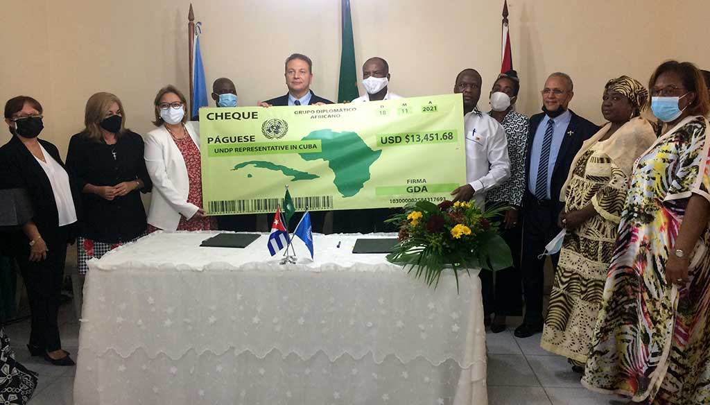 Grupo diplomático africano entrega donativo a Cuba
