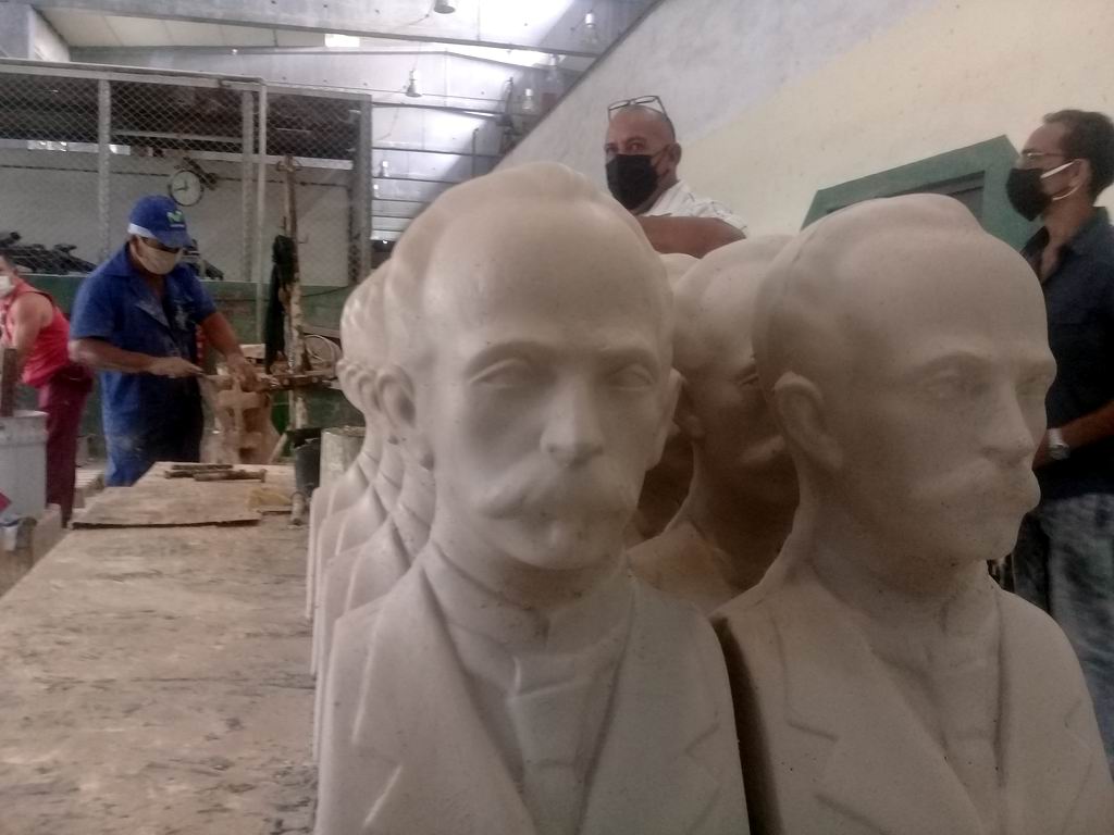 Empresa de Medios de Enseñanza Granma elabora bustos de Héroe de Cuba (+Audio)
