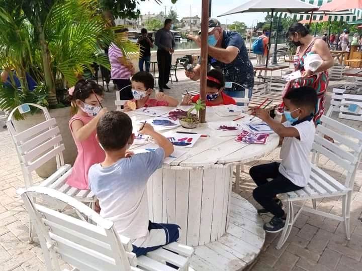 Y en el paseo marino de la calle Narváez, niños dibujan los colores de la felicidad este domingo, víspera del reinicio de las clases