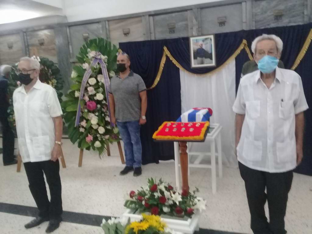 Ofrendas Florales de Raúl y Díaz-Canel en honras fúnebres a Alejandro Ferras Pellicer