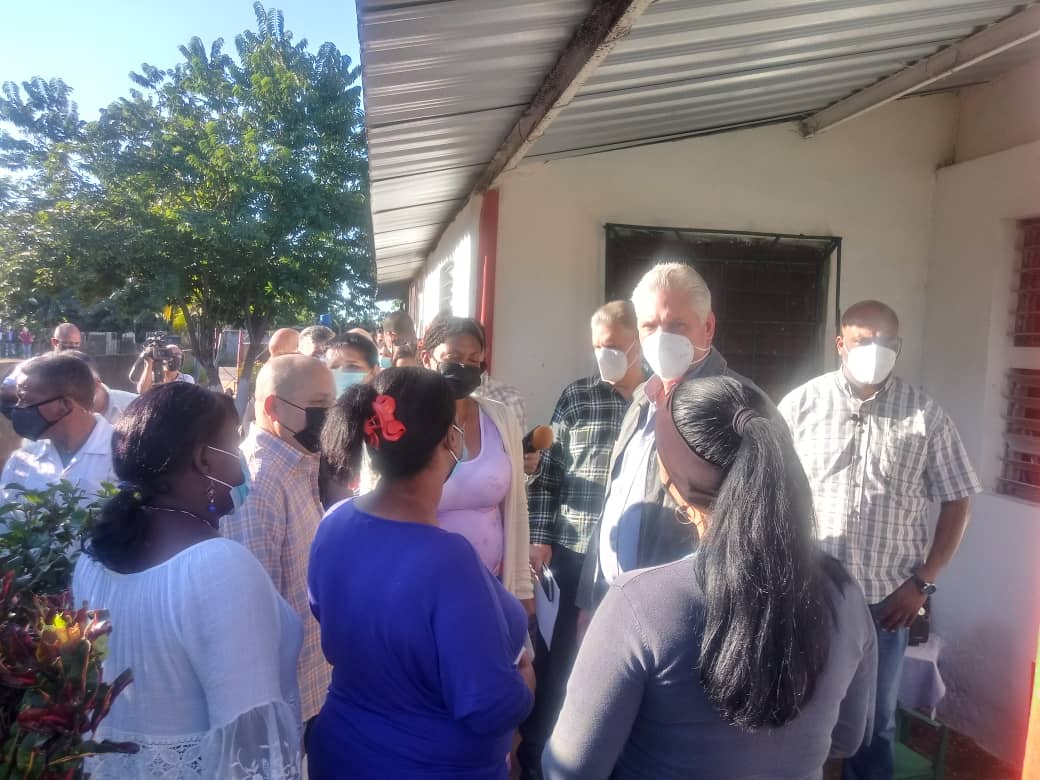 Visita Escuela Primaria del Barrio El Bejerano e intercambia con colectivo de maestros