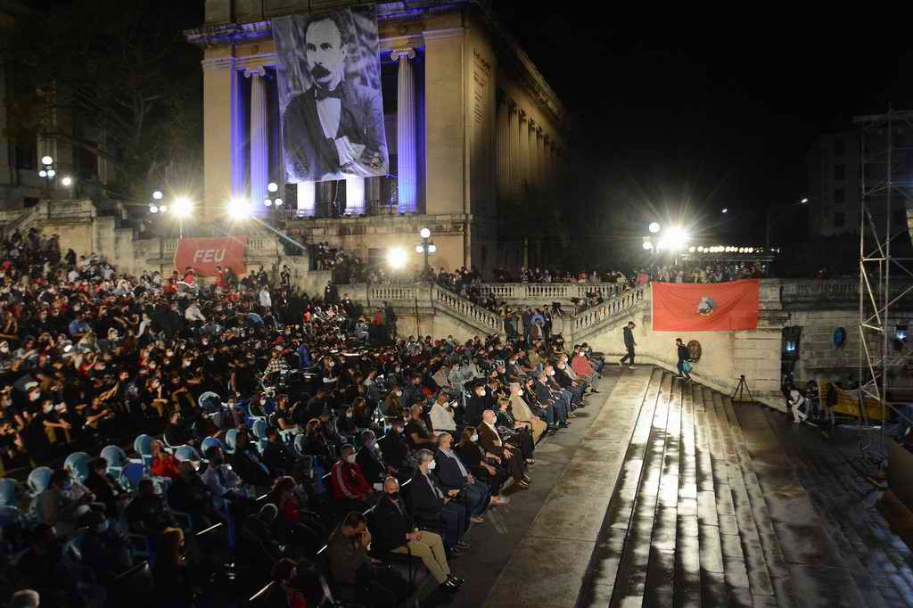 Asiste Díaz-Canel al homenaje de los jóvenes universitarios a Fidel