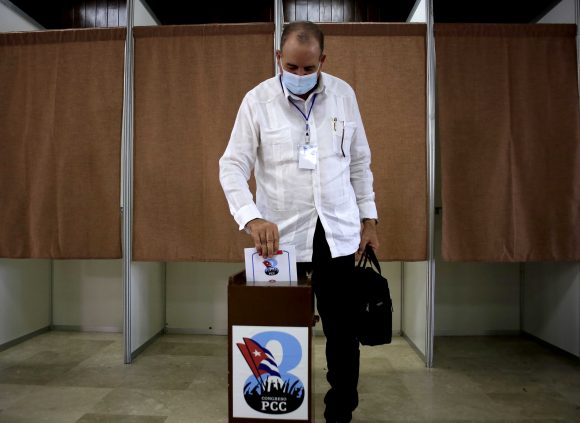 Delegados del 8vo Congreso del Partido eligen Comité Central: Raúl fue el primero en votar