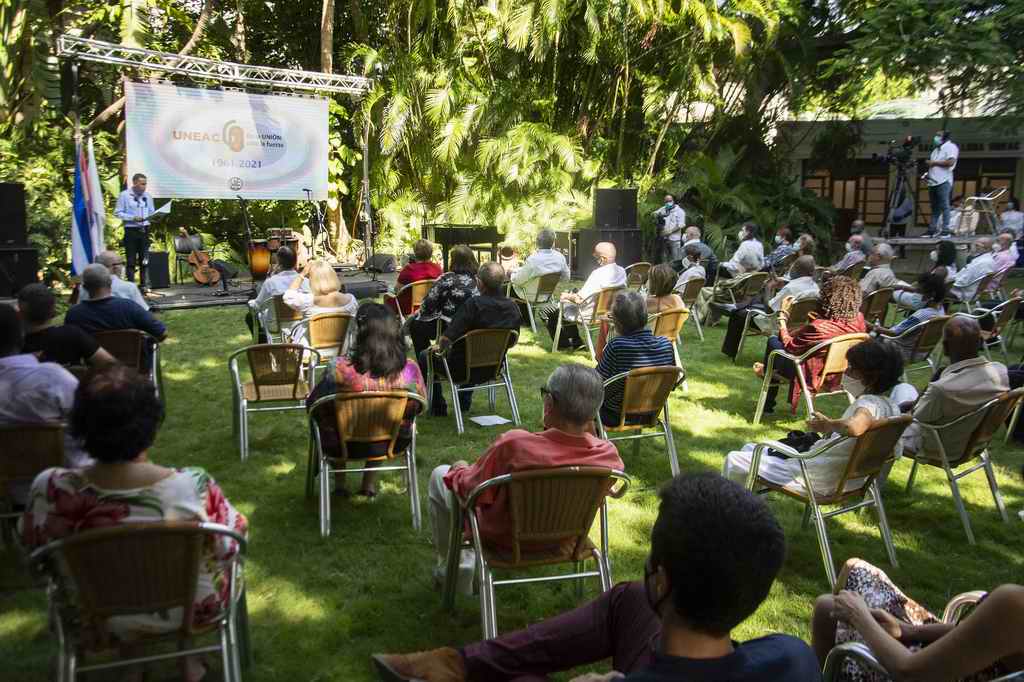 Confieren Sello Conmemorativo por los 60 años de la UNEAC, a Raúl y Díaz-Canel 