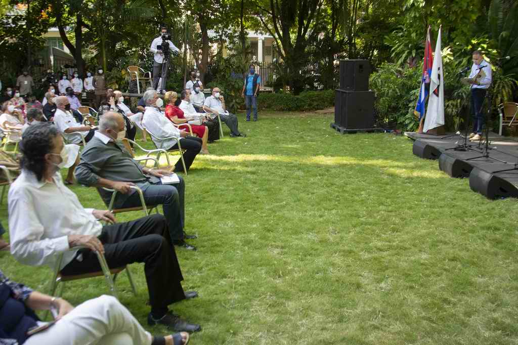 Confieren Sello Conmemorativo por los 60 años de la UNEAC, a Raúl y Díaz-Canel 