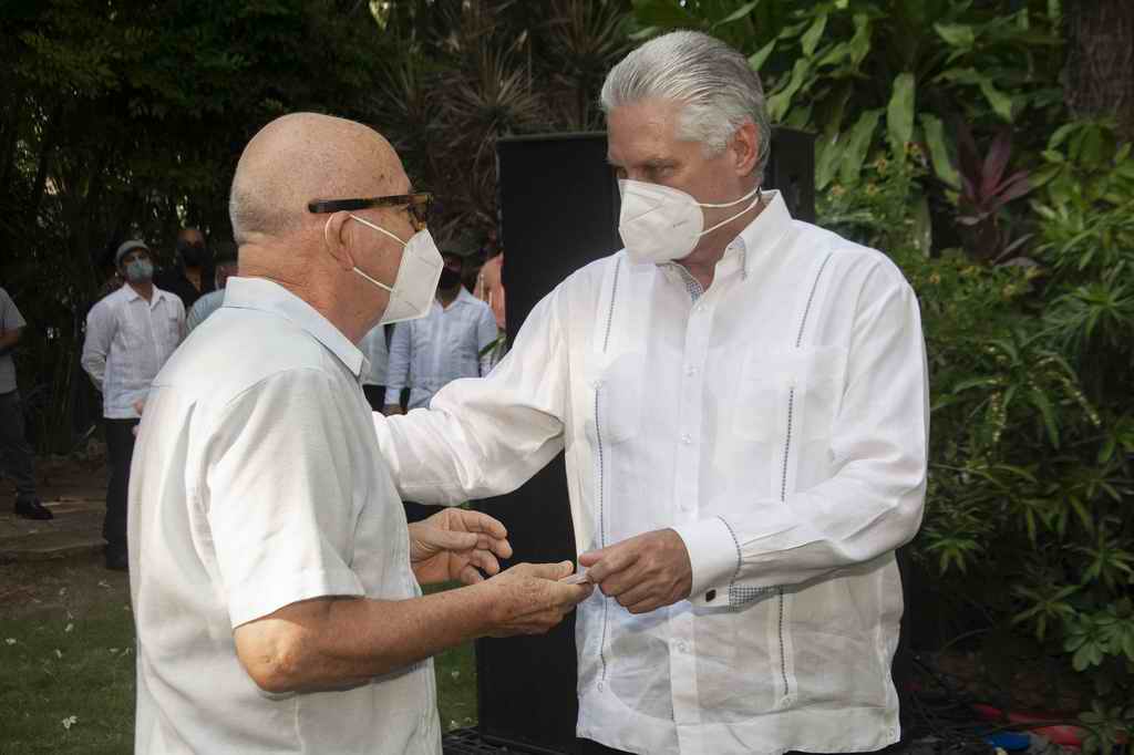 Confieren Sello Conmemorativo por los 60 años de la UNEAC, a Raúl y Díaz-Canel 