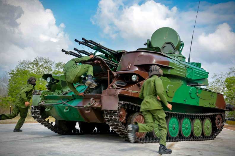 Felicita Raúl al Ejército Oriental en su aniversario 60