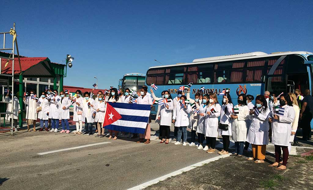 Regresó a Cuba brigada médica que enfrentó la pandemia en Emiratos Árabes Unidos