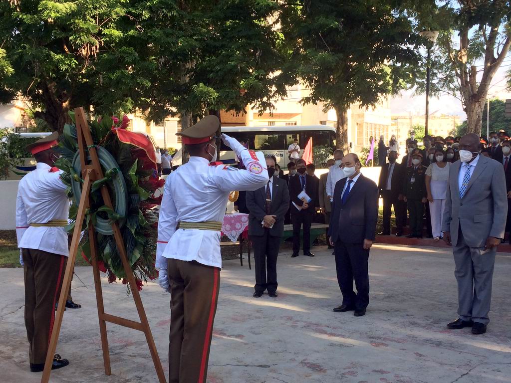 El Presidente de la República Socialista de Vietnam y miembro del Buró Político del Comité Central del Partido Comunista de ese país, Nguyen Xuan Phuc, rindió homenaje hoy a Ho Chi Minh