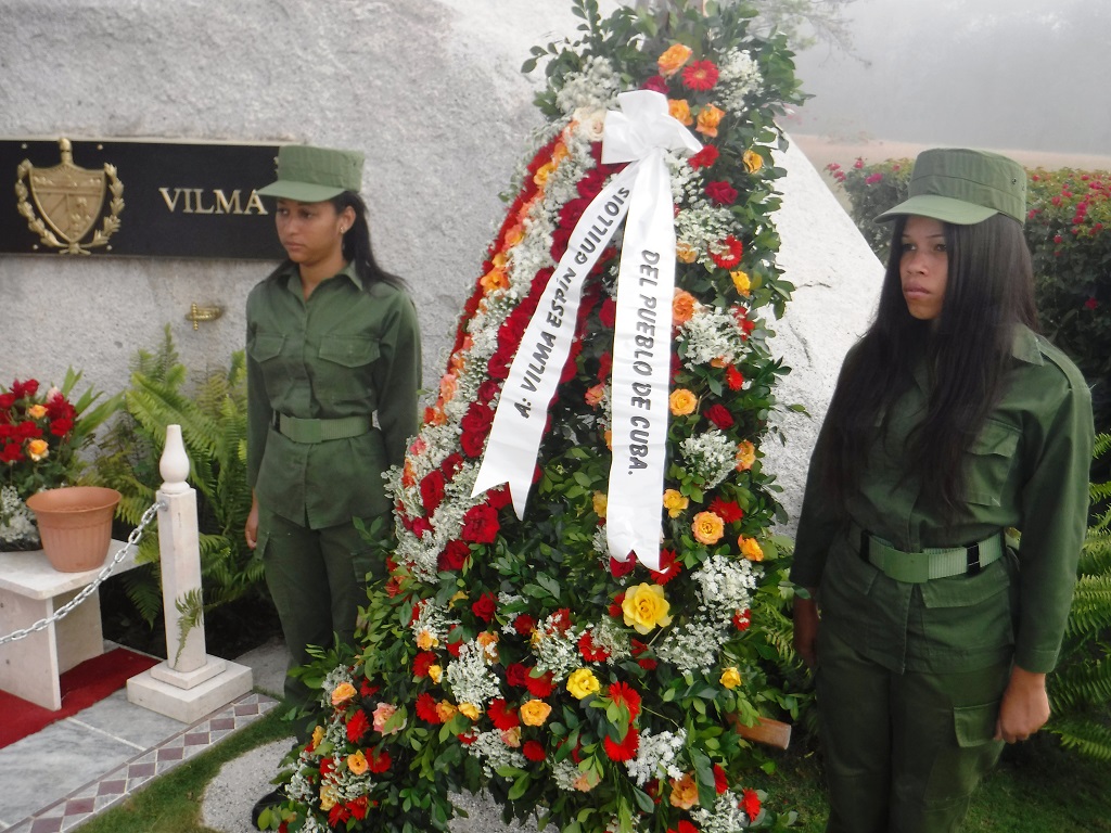 Flores de la Sierra Cristal para Vilma en el aniversario 61 de creada la FMC