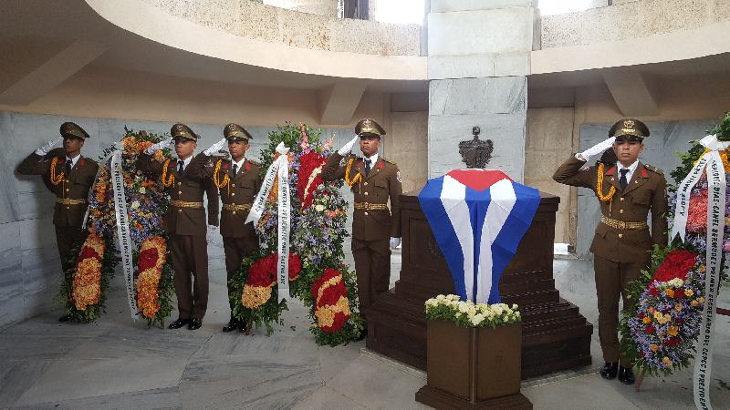 Envían Raúl Castro y Díaz-Canel ofrendas florales a José Martí en aniversario de su muerte 