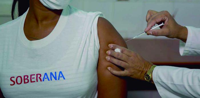 Cuba encabeza la lista de naciones a nivel mundial que mayor por ciento de personas vacuna en un día por cada 100 habitantes