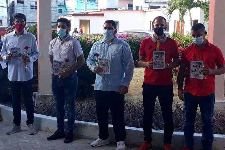 En Manga Larga, con la manga al codo