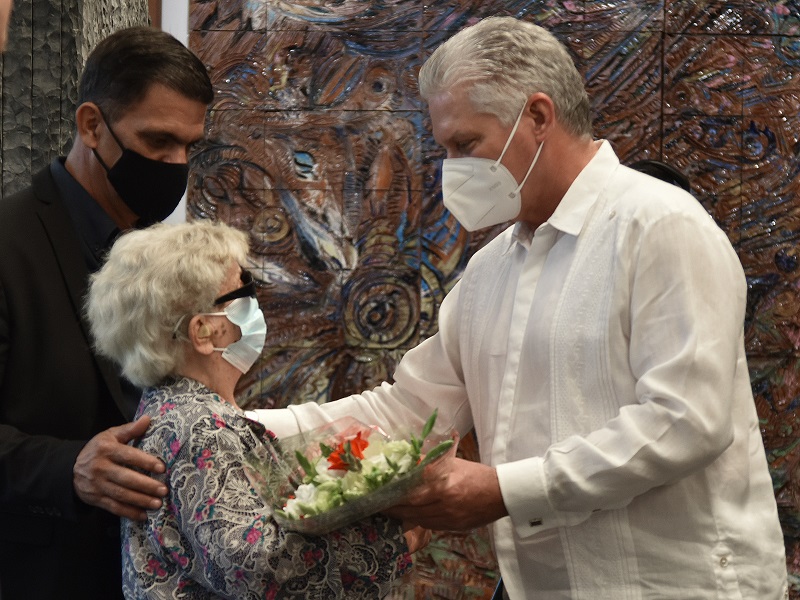 Impone Presidente cubano Orden José Martí a la destacada intelectual Graziella Pogolotti