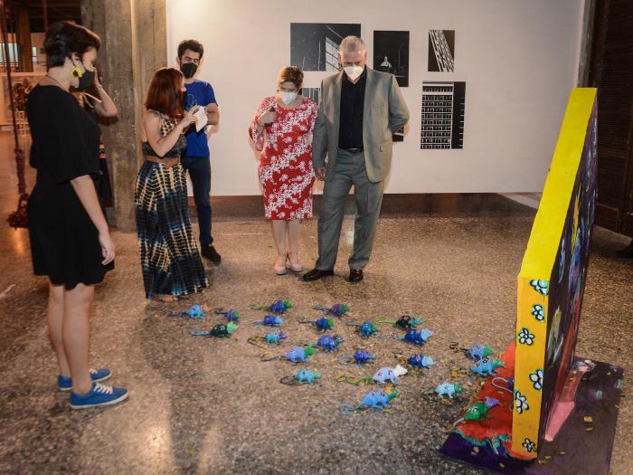 Visita Díaz-Canel la muestra colectiva Estado de Espíritu, expuesta en Pabellón Cuba