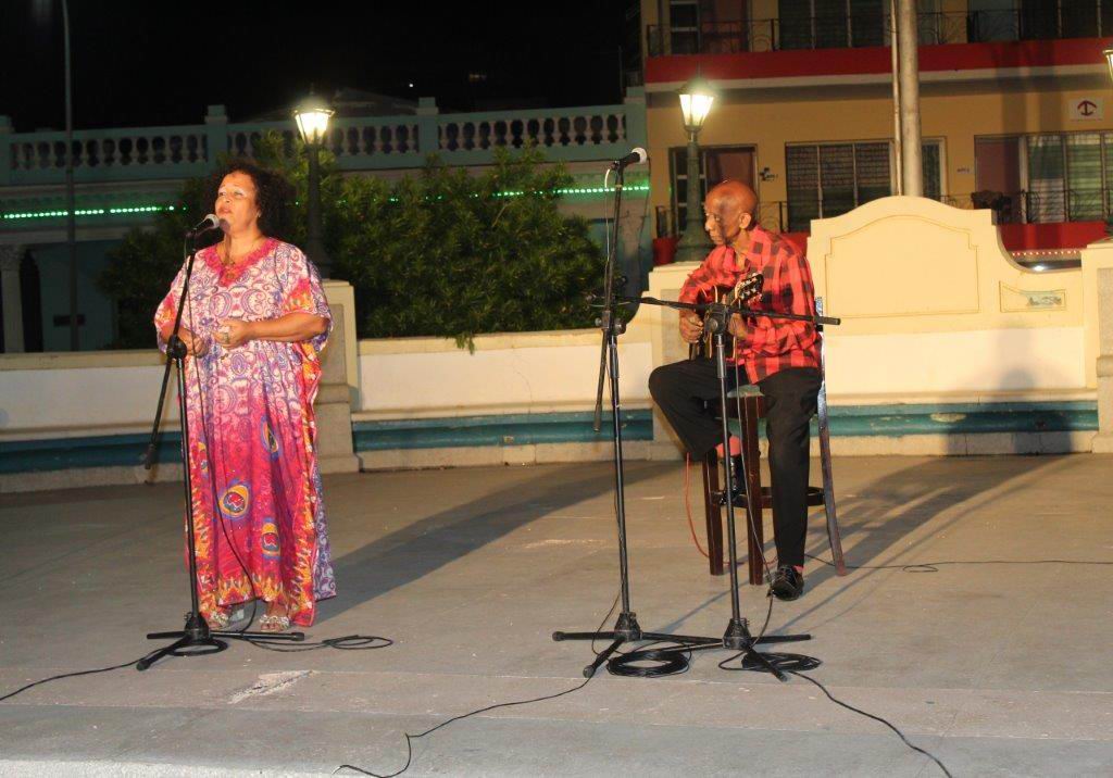Grisel Gómez y el guitarrista Gabino Jardines