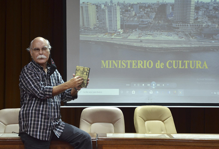 Santiago Ronaldo Feliú Miranda destacó la inserción de piezas esenciales de la Nueva Trova que identifican cada una de las partes de la propuesta audiovisual.