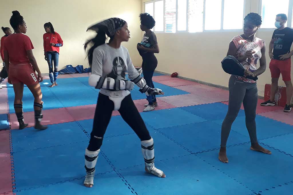 Taekwondocas se alistan en la Cardín