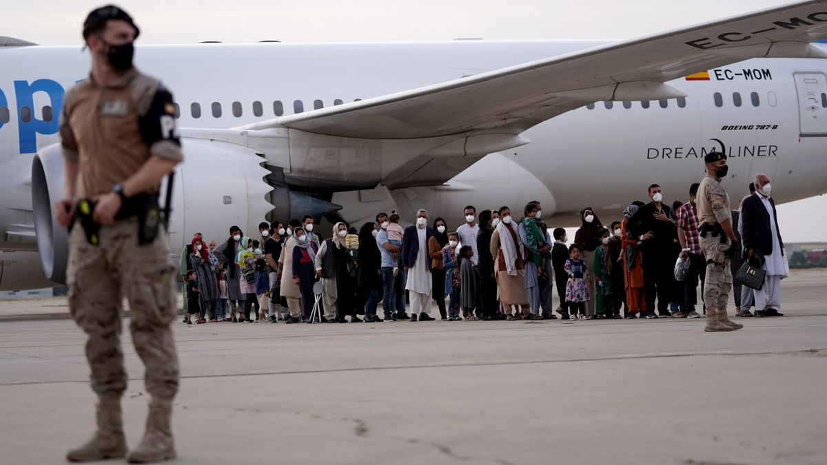 Confirman víctimas afganas y estadounidenses tras atentado suicida en aeropuerto de Kabul