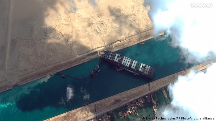Carguero varado en el Canal de Suez podría afectar cadena de suministro global y precios del gas y del petróleo