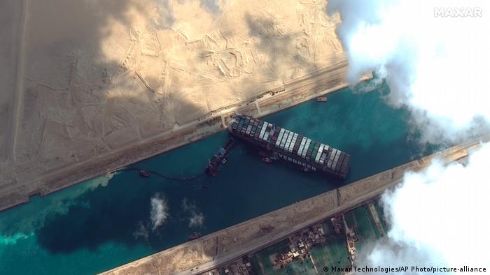 Carguero varado en el Canal de Suez podría afectar cadena de suministro global y precios del gas y del petróleo Carguero varado en el Canal de Suez podría afectar cadena de suministro global y precios del gas y del petróleo