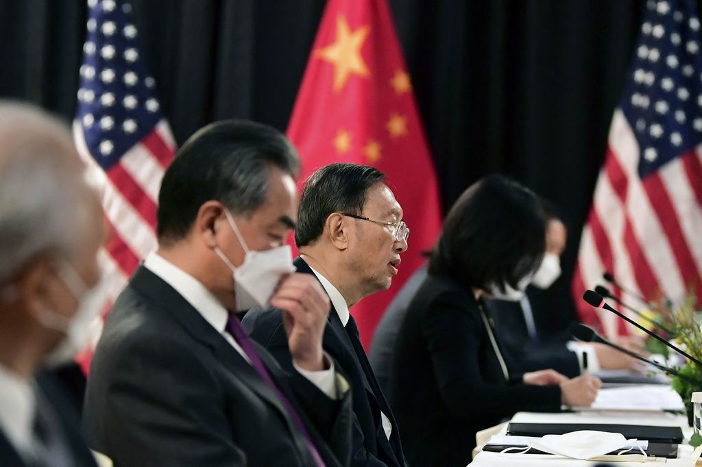 Conversaciones en Alaska: China dice a EEUU que no se dejará estrangular