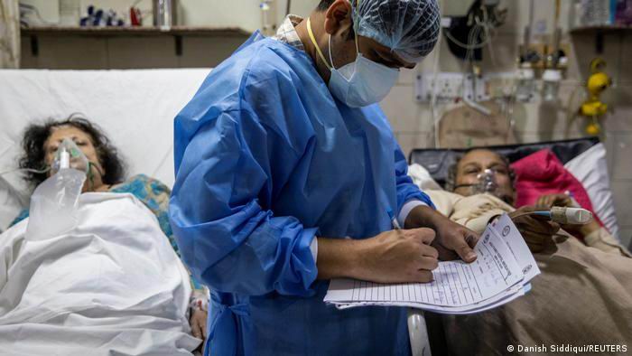 India supera los 400.000 decesos por coronavirus