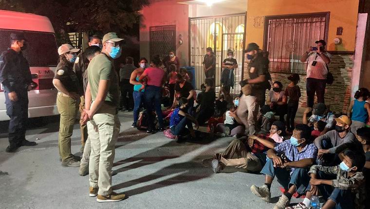 Agentes hallan a 648 migrantes en autobuses y viviendas del norte de México