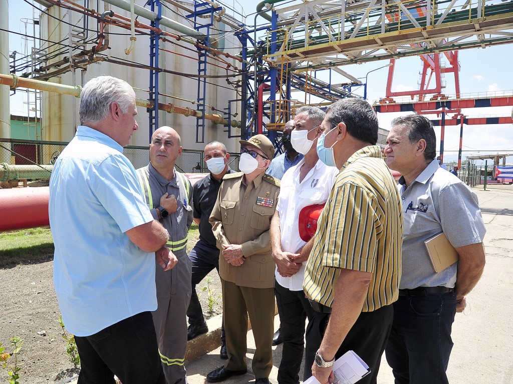 Raúl y Díaz-Canel en la “Felton”, termoeléctrica decisiva para el Sistema Eléctrico Nacional