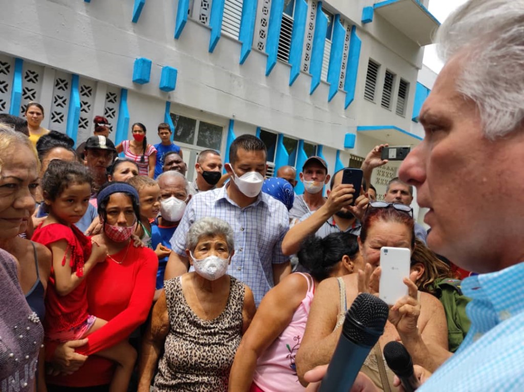 El presidente cubano intercambió con los evacuados en la Universidad de Matanzas