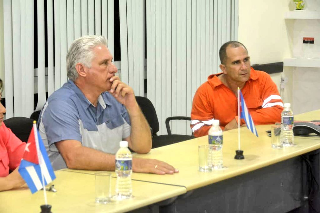 Díaz-Canel intercambia con especialistas de Mtanzas sobre la situación en la Base de Supertanqueros