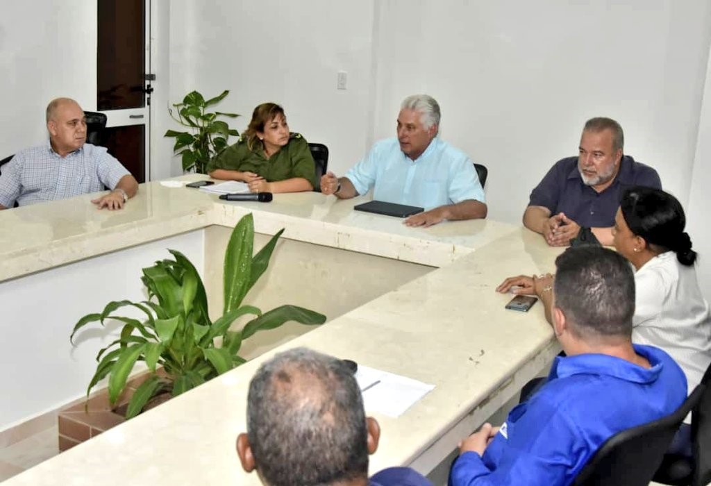 Destaca Díaz-Canel la importancia del trabajo conjunto en el control del incendio en Matanzas