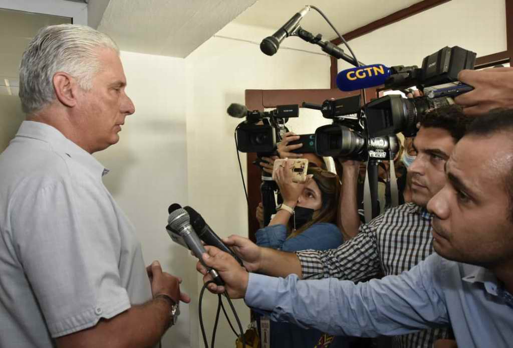 Miguel Díaz-Canel Bermúdez al término del recibimiento a los jefes de las delegaciones de México y Venezuela, naciones que ofrecieron su ayuda material y en recurso humano para contribuir a sofocar el siniestro de la base de Supertanqueros de Matanzas