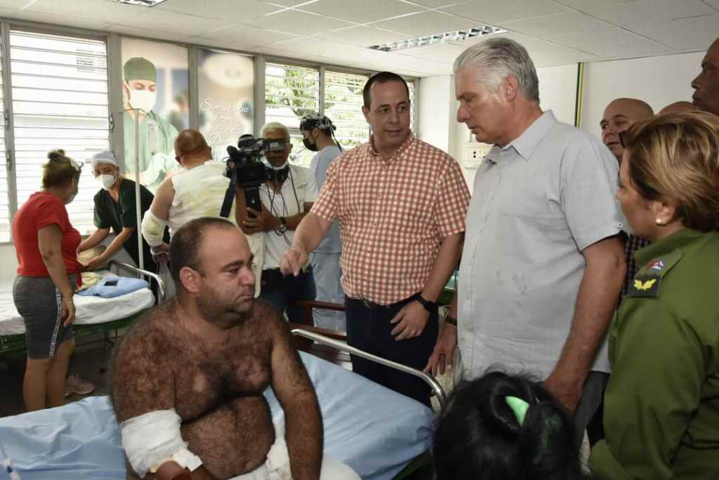 Visita del presidente a los compatriotas hospitalizados en el ¨Comandante Faustino Pérez, victimas de la explosión del segundo tanque en la base de supertanqueros durante la madrugada de sábado. 