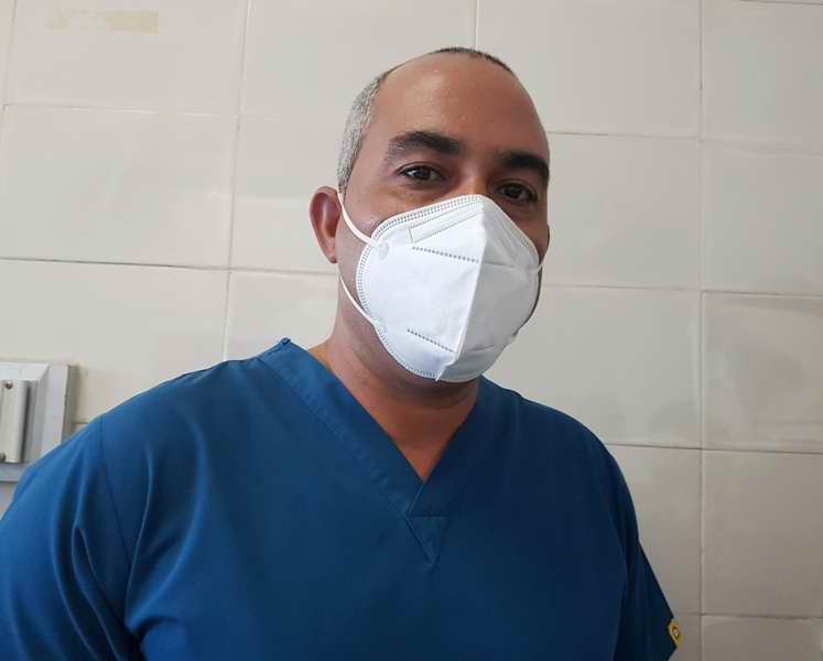 Jefe de los Servicios de Quemados y Cirugía Reconstructiva, Doctor Guillermo de la Cruz