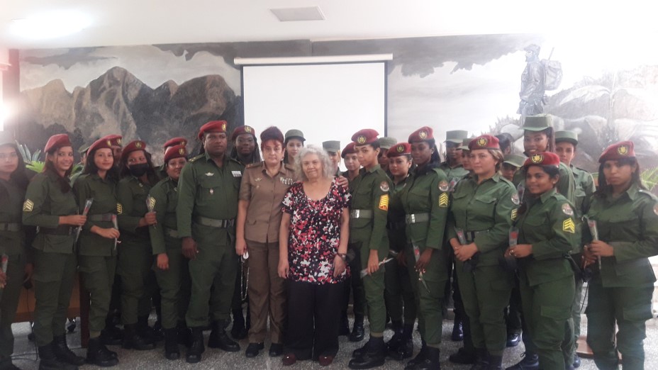 La fortaleza de la mujer cubana fue corroborada en el intercambio FMC con jóvenes del servicio militar voluntario femenino