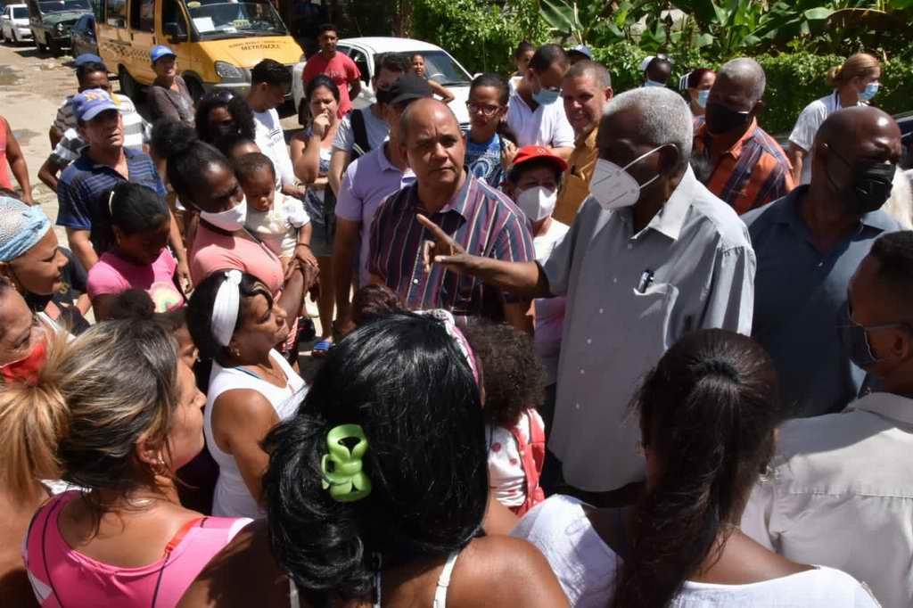 Esteban Lazo, en un recorrido por comunidades del municipio de Arroyo Naranjo, en La Habana