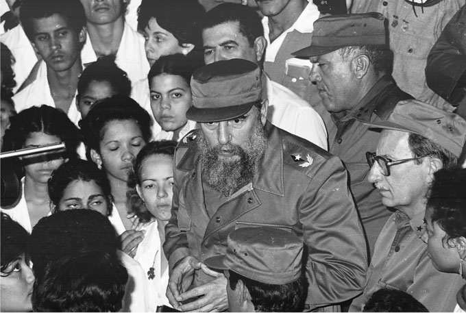 Fidel dialoga con estudiantes de la Facultad de Ciencias Médicas de Manzanillo, el 18 de diciembre de 1986 /Foto: Rafael Martínez Arias